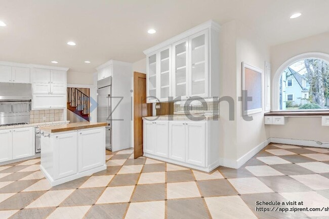 Building Photo - 3010 SE Lambert St