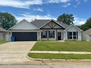 Building Photo - 205 Meadow Ln