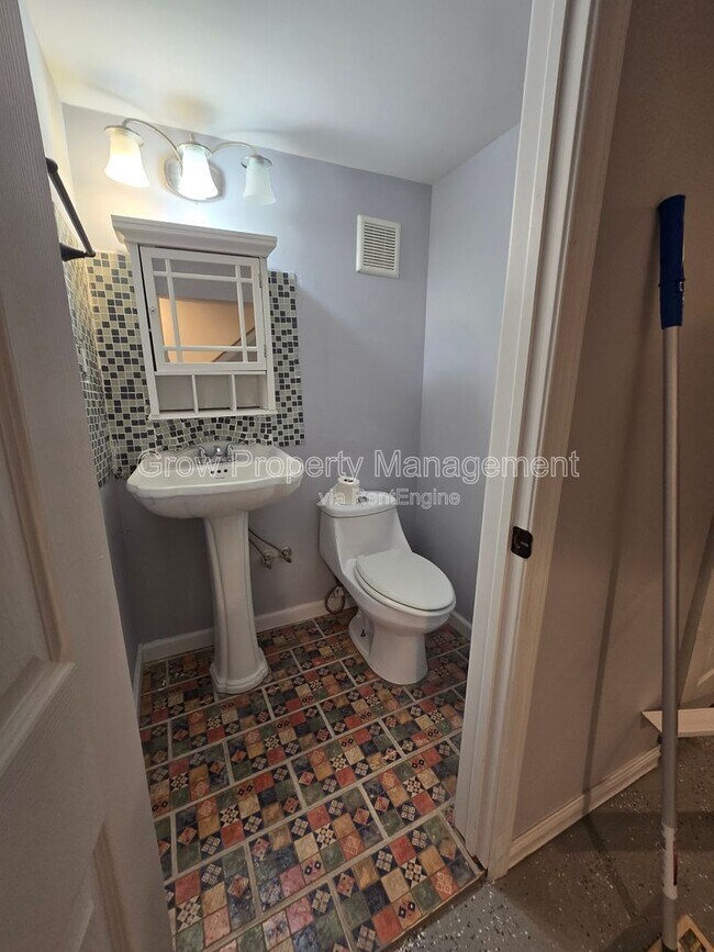 Building Photo - 1649 S Bailey St