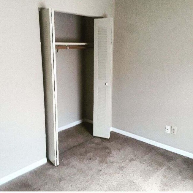 Building Photo - Huge two bedroom, two bathroom apartment!