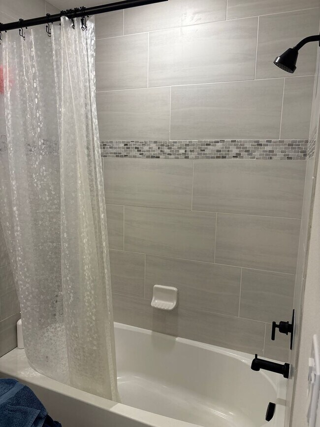 Building Photo - Spacious 5-Bedroom Home for Rent in Lake P...