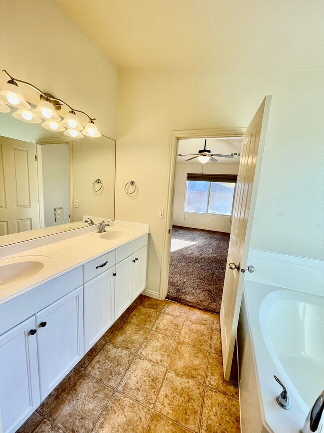 Building Photo - Pet Friendly Home in Green Valley