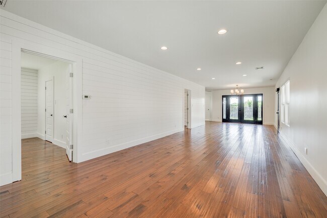 Building Photo - 1512 W 21st St