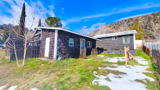 Building Photo - Adorable 2 bed 1 bath home with great views!