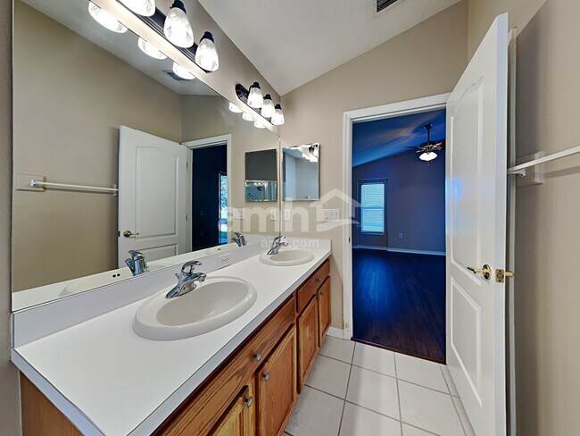 Building Photo - 12515 Lake Vista Dr