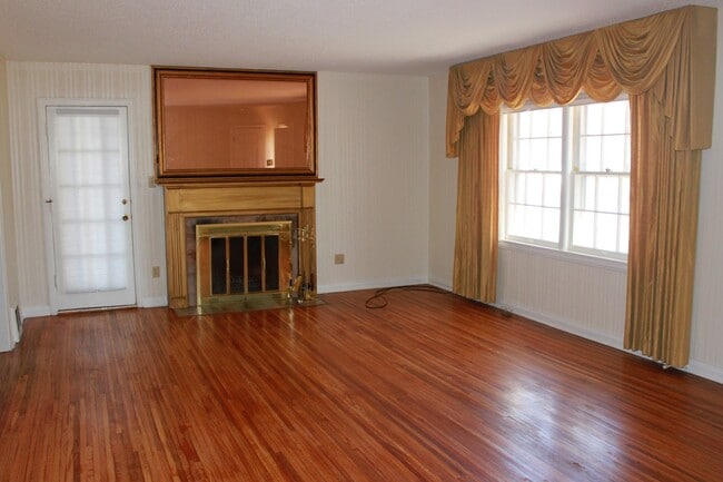 Building Photo - 3 bed 2 bath Riverside Home