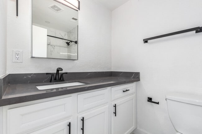 Building Photo - Amazing 3 bed 2 bath home with large backyard