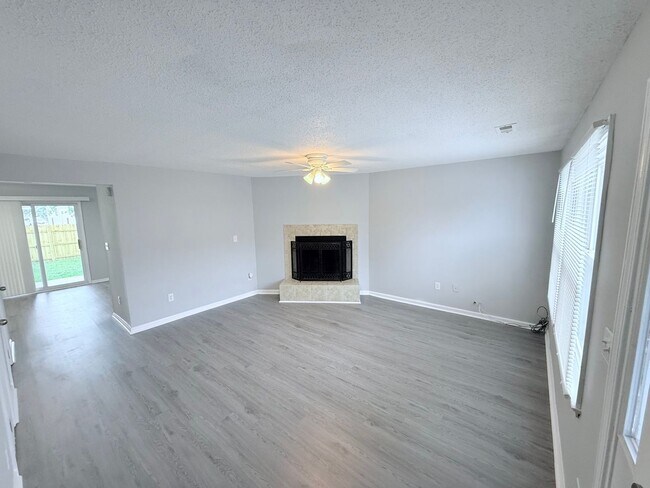 Building Photo - Modern Comfort Meets Convenience – Renovat...