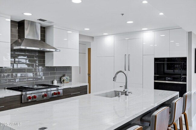 Building Photo - 7137 E Rancho Vista Dr