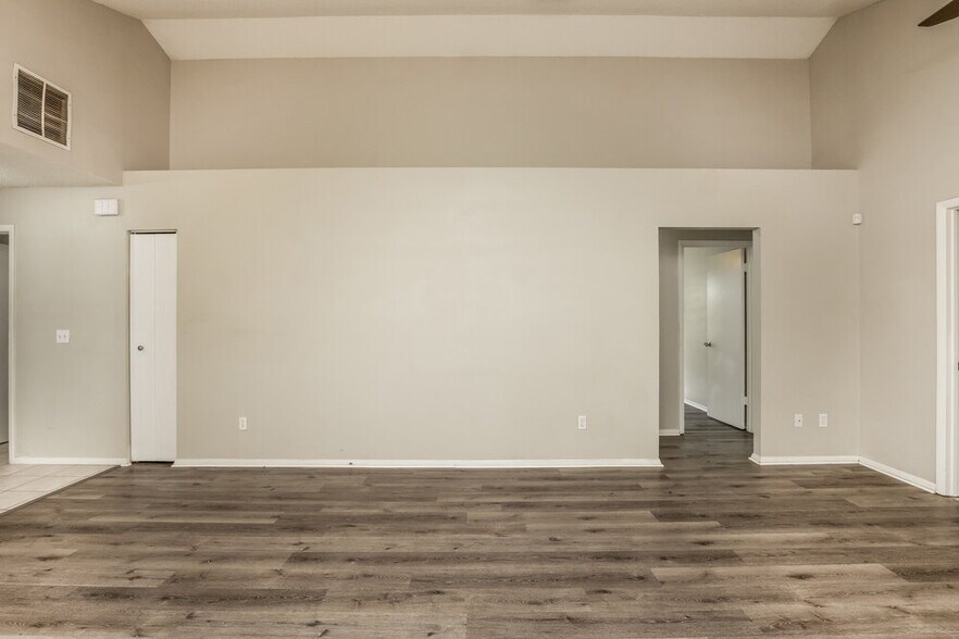 Building Photo - 585 Conure St