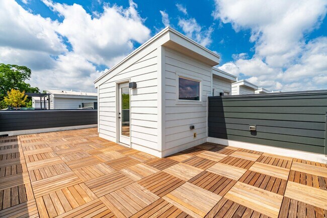 Building Photo - 10 Seawell Ave