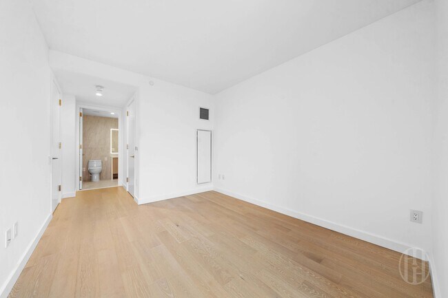 Building Photo - 3 Ct Square W