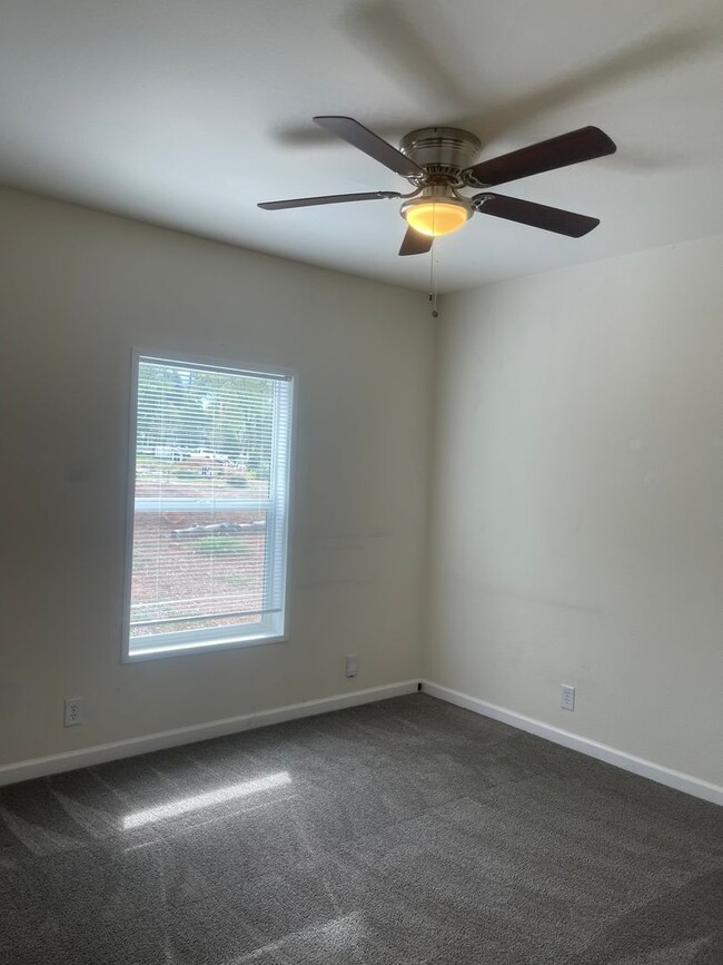 Building Photo - 3bed 2bath + bonus room, natural landscaping, Split Floor Plan Lower Magalia Paradise Pines