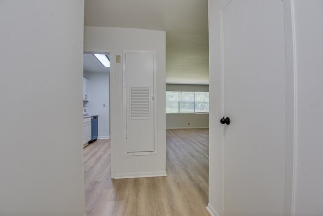 Building Photo - 4315 Parkwood Dr