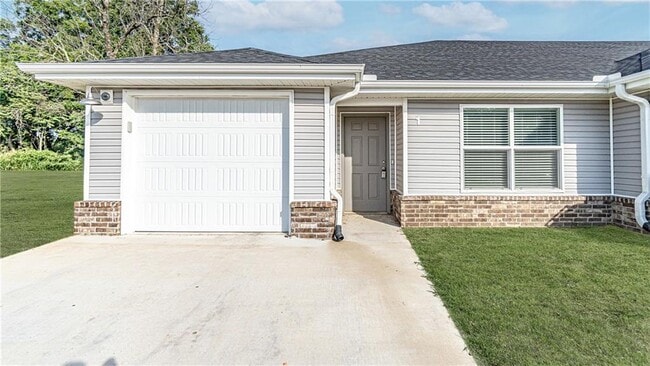 Primary Photo - 640 Hidden Springs Dr