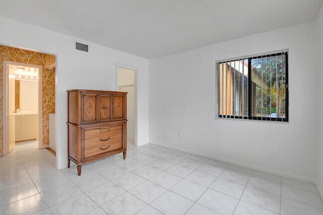 Building Photo - 11255 Green Lake Dr
