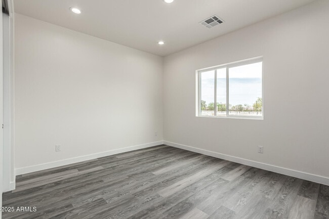 Building Photo - 949 E Desert Ln