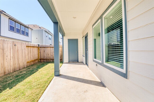 Building Photo - 3022 La Latina Dr