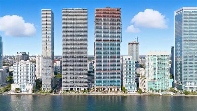 Building Photo - 700 NE 24th St