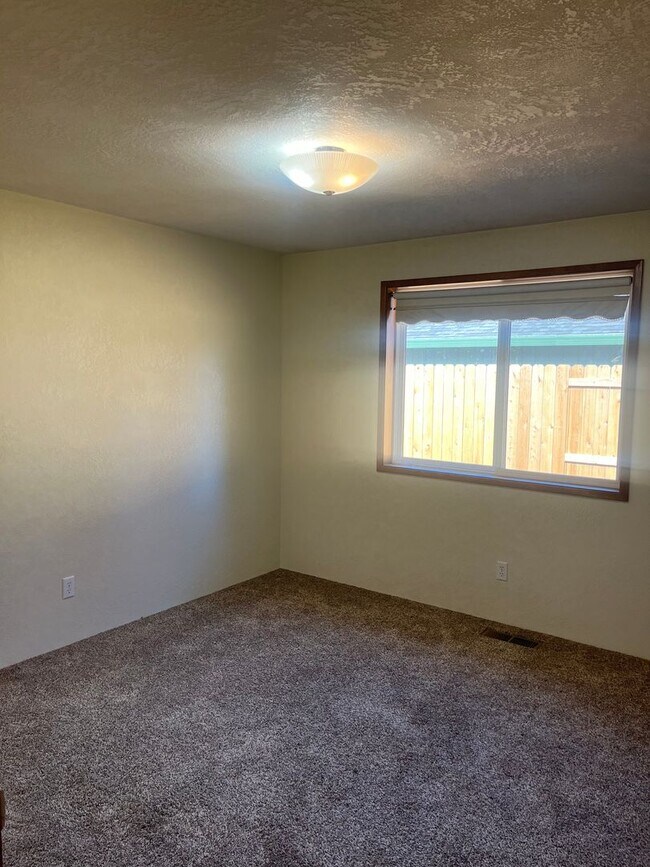 Building Photo - 3 Bedroom 2 Bath House