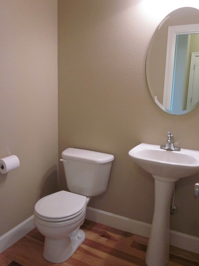 Building Photo - Redmond - Beautiful 2 Story 4 Bedroom Home...