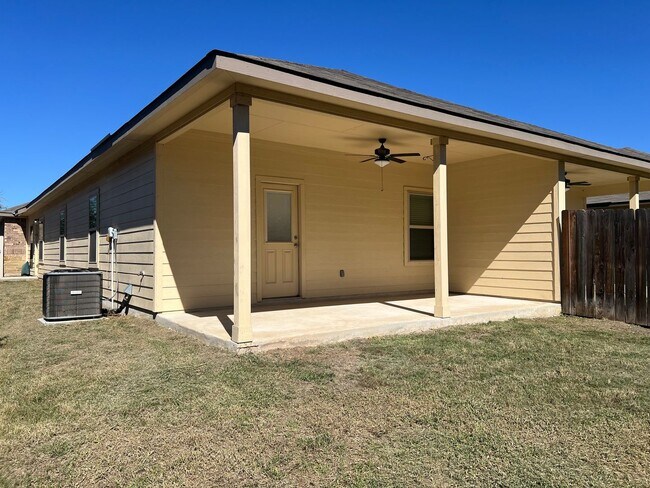 Building Photo - Luxury 3/2 Duplex in Seguin, Texas