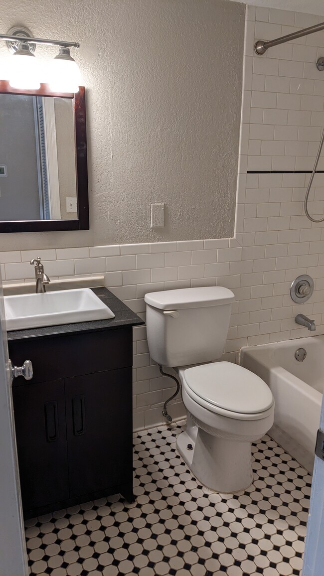 Full Bathroom - 1525 Catherine St