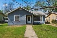 Building Photo - 2 Bedroom House w/ Fenced Yard!