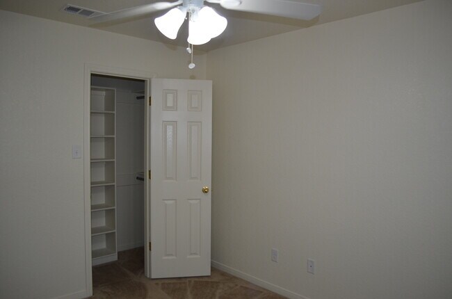Building Photo - 913Daisy