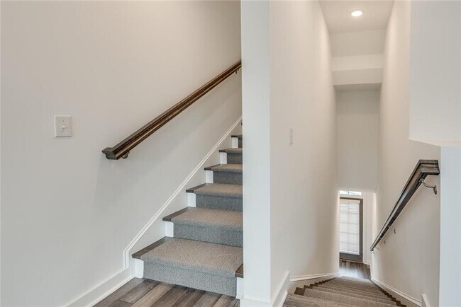Building Photo - 513 Burton Dr