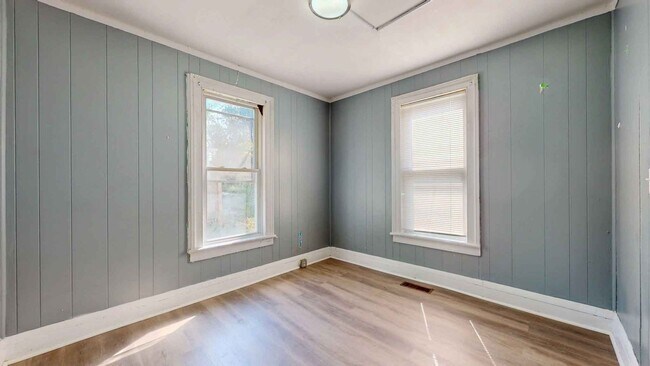 Building Photo - Newly Renovated 2 Bedroom Apartment - Heat...