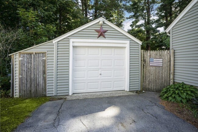 Building Photo - 28 Londonderry Rd