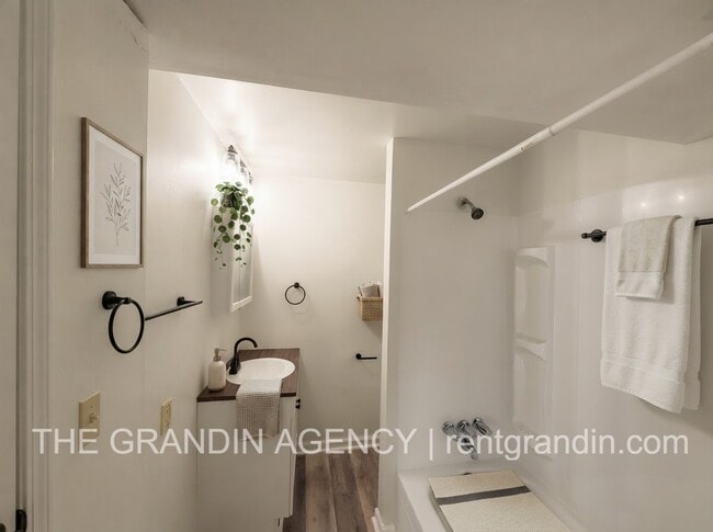 Building Photo - 916 Pyrtle Dr