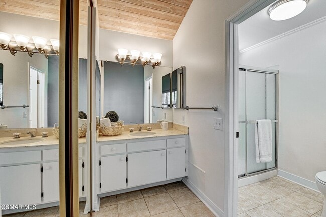 Building Photo - 2923 E Sierra Dr