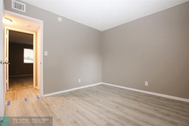 Building Photo - 704 Gardens Dr