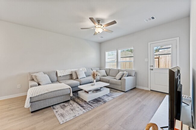 Building Photo - 16215 Globetrotter Ct