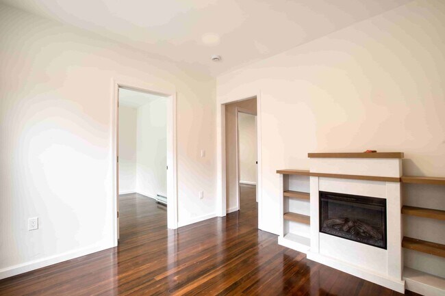 Building Photo - 2 bed 1 bath apartment for rent on Kibbe St