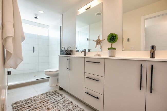 Building Photo - Ballard Townhouse