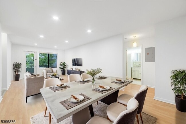 Building Photo - 850 Main St