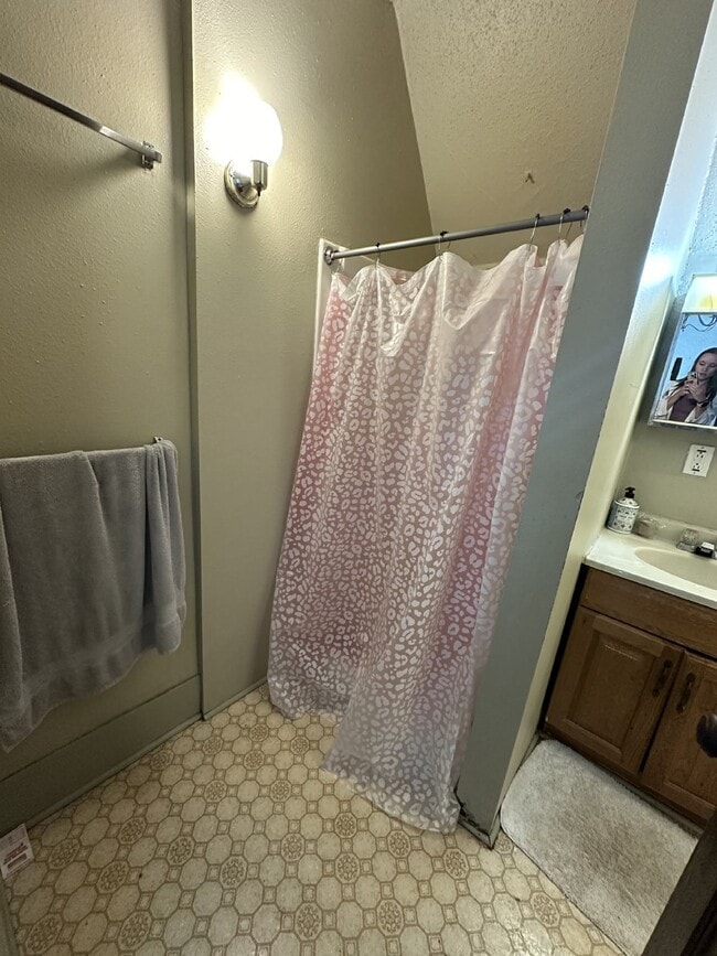 Building Photo - 3 Bed 1 Bath duplex close to UWEC!