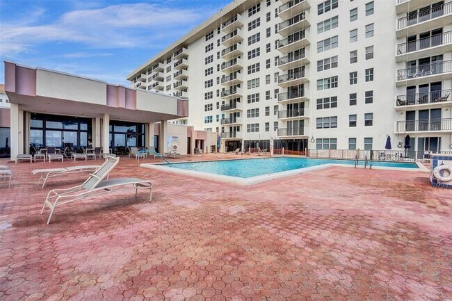 Building Photo - 1149 Hillsboro Mile