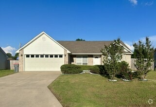 Building Photo - Beautiful Move In Ready 3 Bed 2 Bath for R...