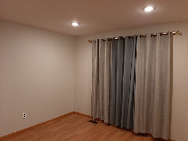 Building Photo - 38177 Jamestown Dr