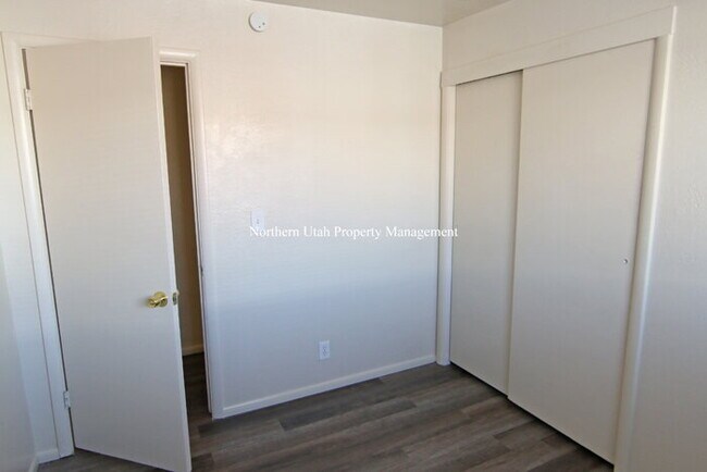 Building Photo - 3 Bed 1 Bath Duplex