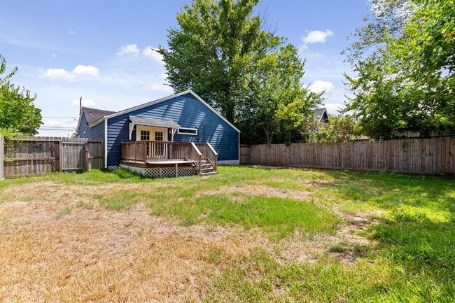 Building Photo - 1305 Idylwild St