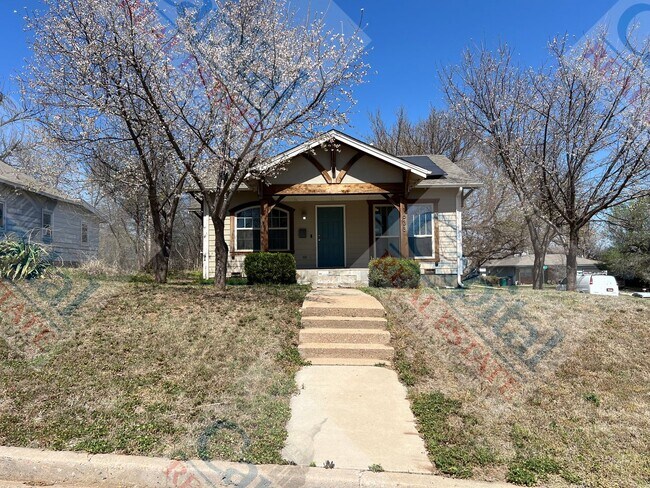 Building Photo - Charming 3 Bedroom W/ All Bills Paid!