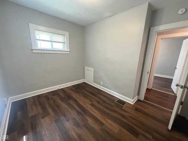 Building Photo - 411 W 39th St