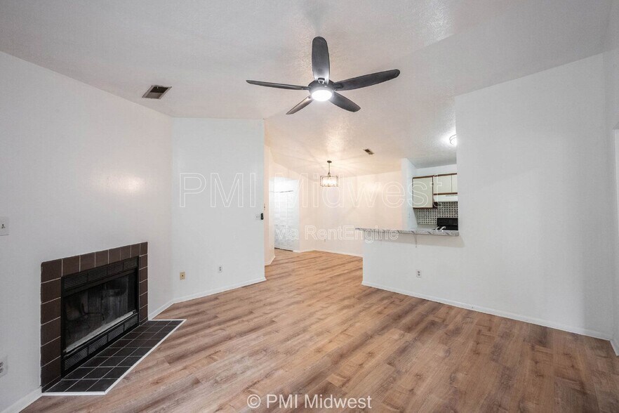 Building Photo - 4291 Village Pkwy Cir W
