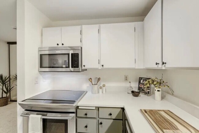 Building Photo - Canterbury Shores Condominiums ~ Madison Park