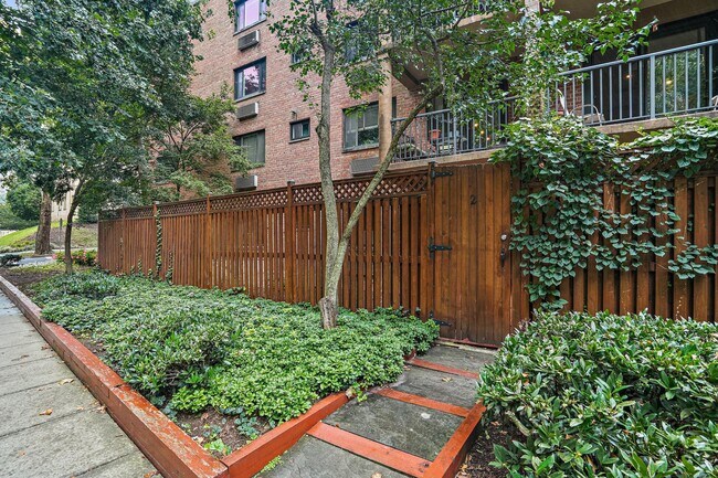 Building Photo - 4114 Davis Pl NW